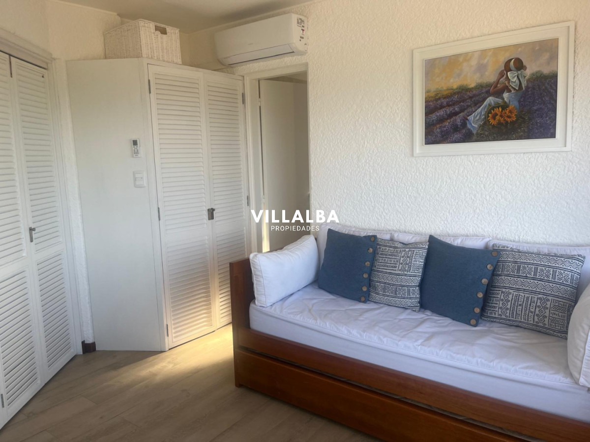 Apartamento ID.4144 - Apartamento 2 dormitorios Vista infinita al mar primera líneA con garage Playa Mansa Punta del Este