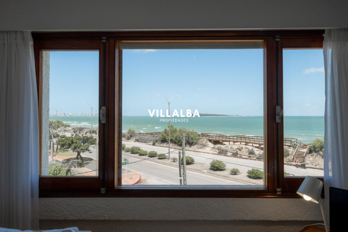 Apartamento ID.4144 - Apartamento 2 dormitorios Vista infinita al mar primera líneA con garage Playa Mansa Punta del Este