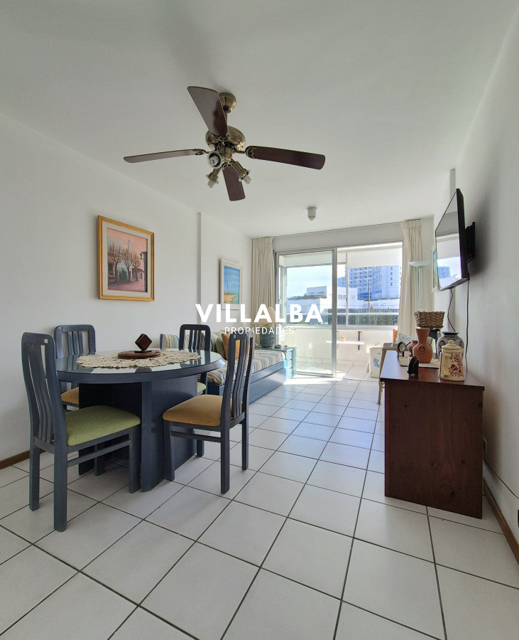 Apartamento ID.4047 - Apartamento 1 dormitorio en venta vista parcial al Mar terraza y cochera Playa Mansa Punta del Este