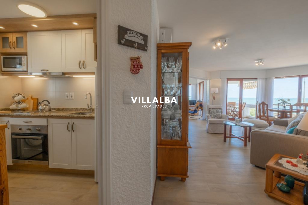 Apartamento ID.4144 - Apartamento 2 dormitorios Vista infinita al mar primera líneA con garage Playa Mansa Punta del Este