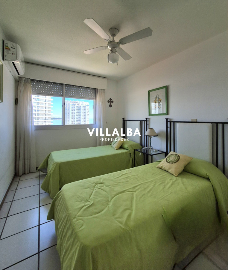 Apartamento ID.4261 - Apartamento 2 dormitorios terraza y garage piso alto con vista al mar a metros de la playa en Playa Mansa Punta del Este