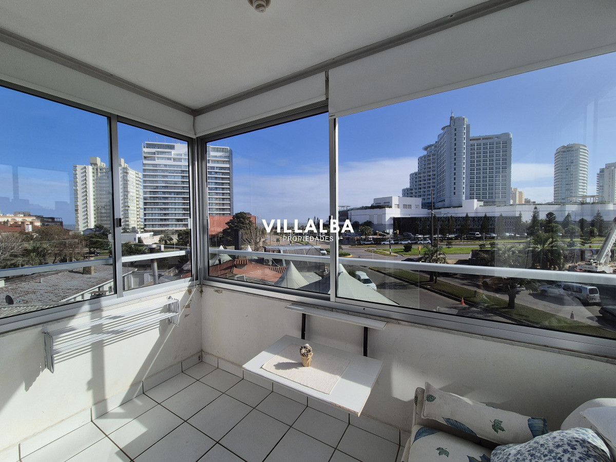 Apartamento ID.4047 - Apartamento 1 dormitorio en venta vista parcial al Mar terraza y cochera Playa Mansa Punta del Este