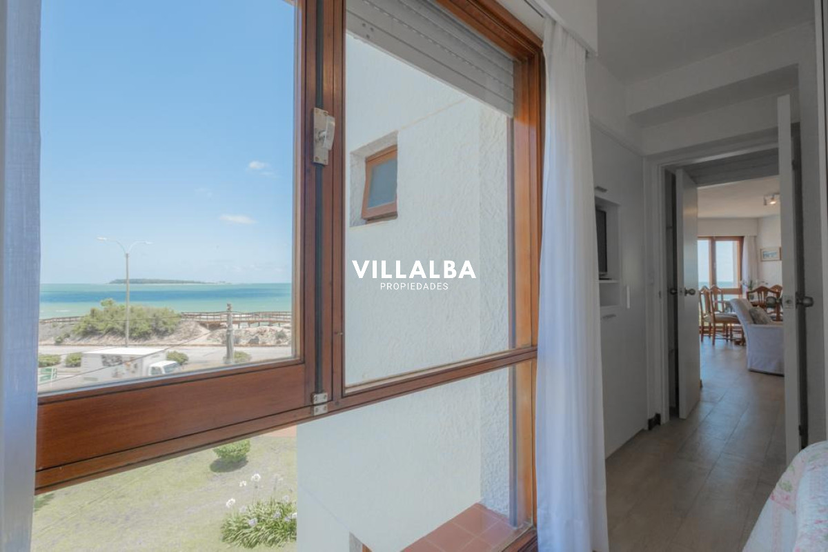 Apartamento ID.4144 - Apartamento 2 dormitorios Vista infinita al mar primera líneA con garage Playa Mansa Punta del Este