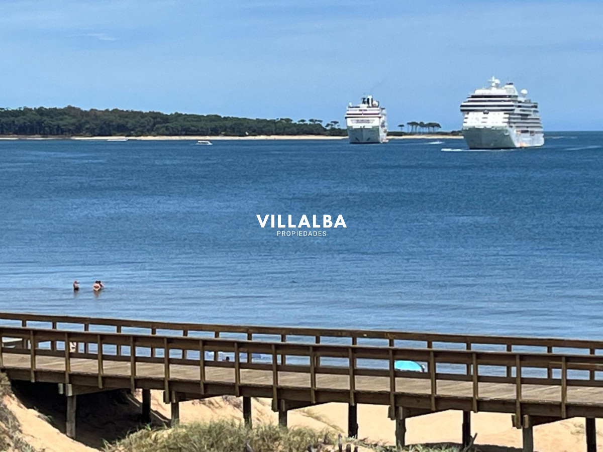 Apartamento ID.4144 - Apartamento 2 dormitorios Vista infinita al mar primera líneA con garage Playa Mansa Punta del Este