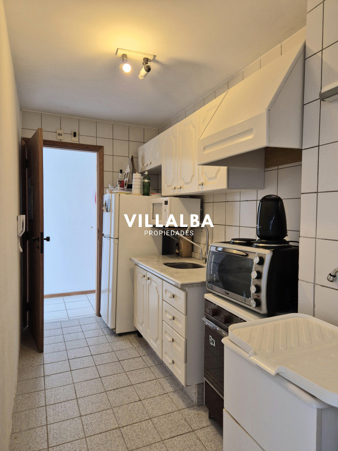 Apartamento ID.4047 - Apartamento 1 dormitorio en venta vista parcial al Mar terraza y cochera Playa Mansa Punta del Este