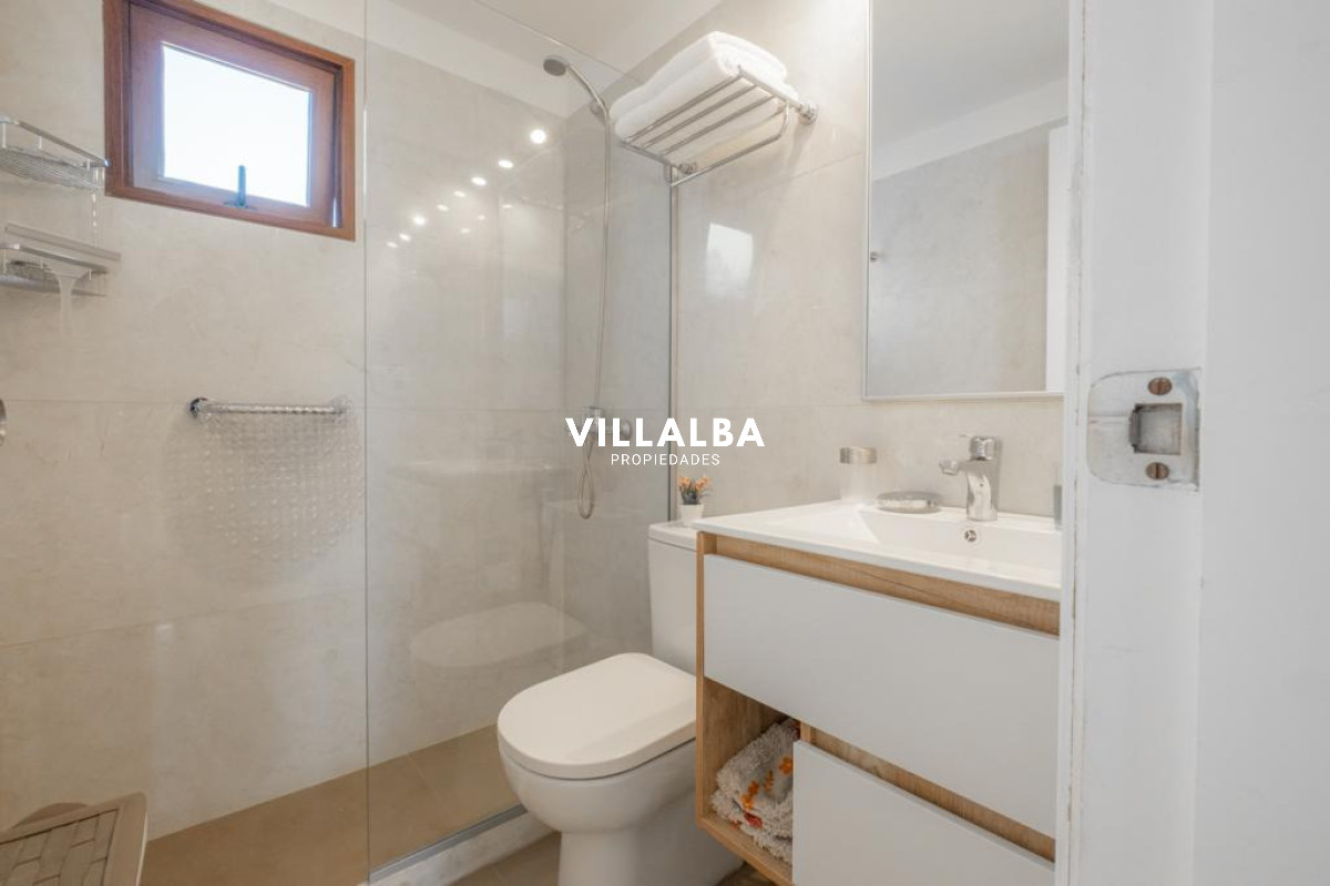 Apartamento ID.4144 - Apartamento 2 dormitorios Vista infinita al mar primera líneA con garage Playa Mansa Punta del Este