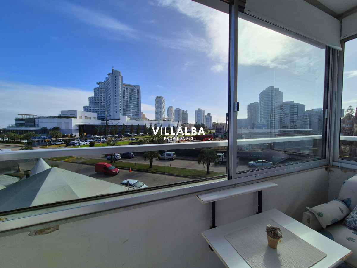 Apartamento ID.4047 - Apartamento 1 dormitorio en venta vista parcial al Mar terraza y cochera Playa Mansa Punta del Este