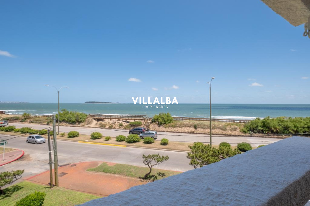 Apartamento ID.4144 - Apartamento 2 dormitorios Vista infinita al mar primera líneA con garage Playa Mansa Punta del Este