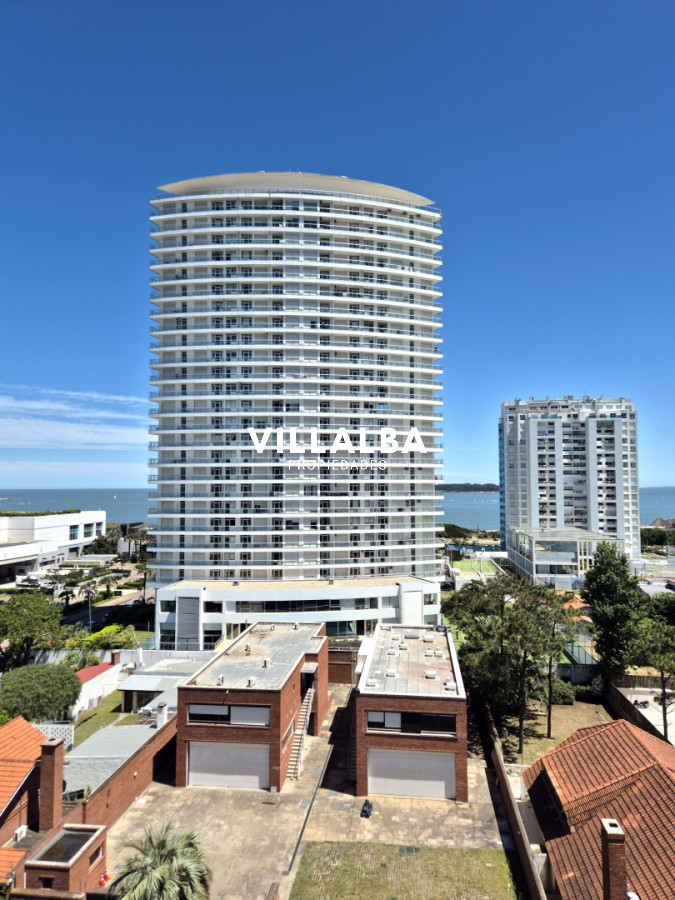 Apartamento ID.4261 - Apartamento 2 dormitorios terraza y garage piso alto con vista al mar a metros de la playa en Playa Mansa Punta del Este