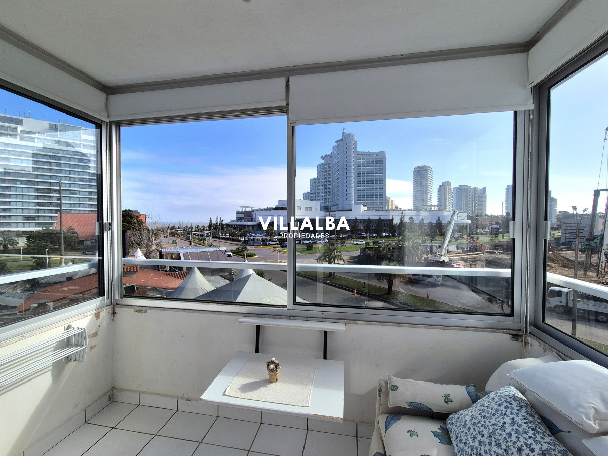 Apartamento ID.4047 - Apartamento 1 dormitorio en venta vista parcial al Mar terraza y cochera Playa Mansa Punta del Este