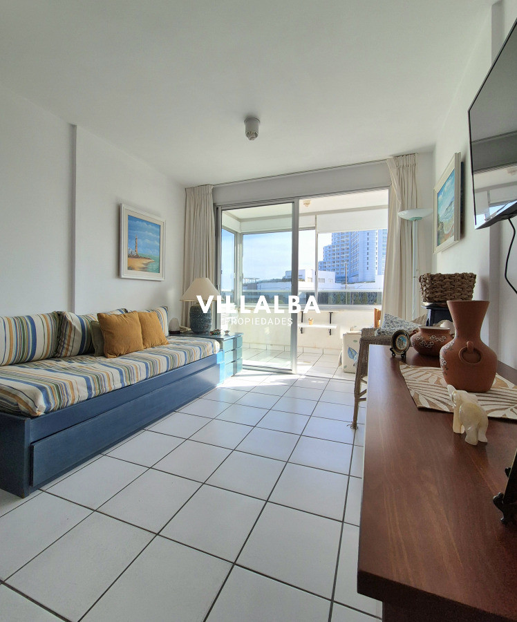 Apartamento ID.4047 - Apartamento 1 dormitorio en venta vista parcial al Mar terraza y cochera Playa Mansa Punta del Este