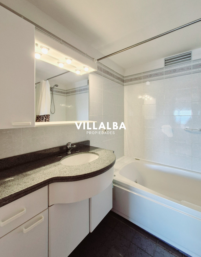 Apartamento ID.3622 - Apartamento 3 dormitorios + dependencia frente al mar parada 1 Playa Mansa Península