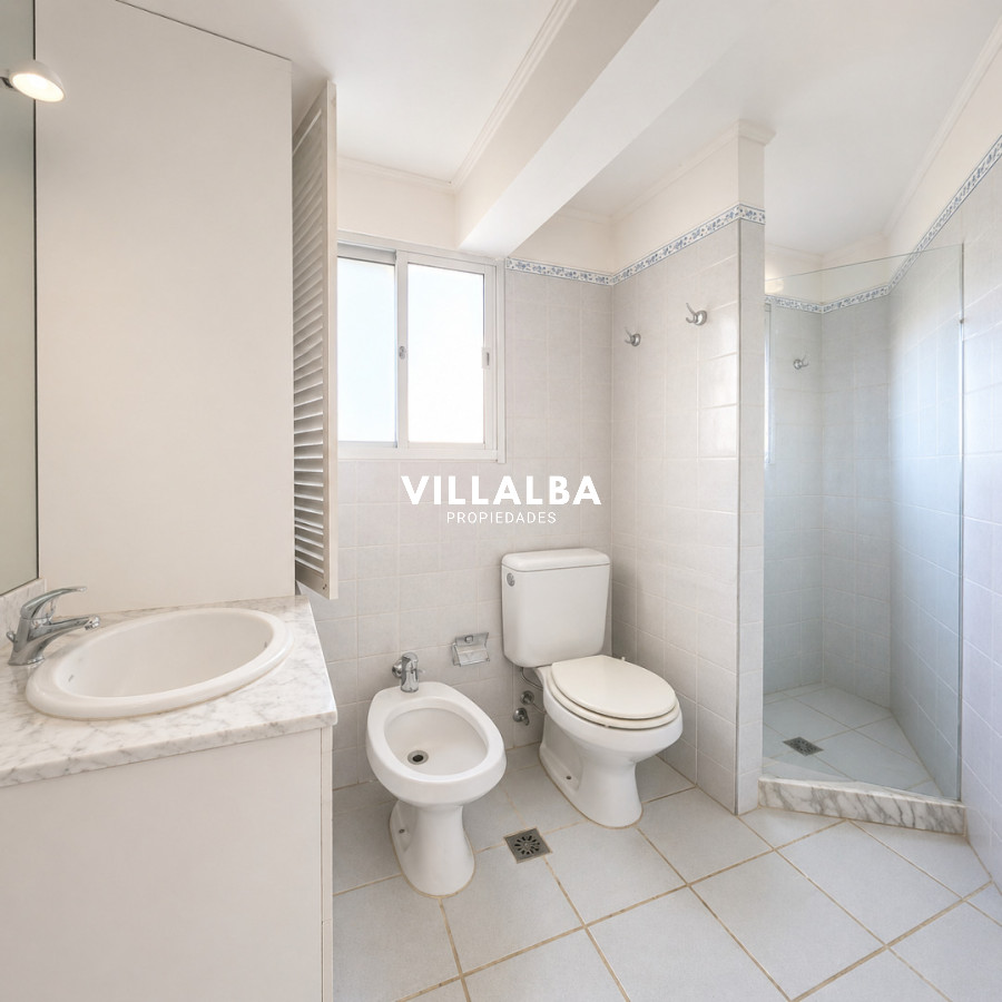 Apartamento ID.4466 - Apartamento de 3 Dormitorios con Vista Parcial al Mar en Playa Mansa - Pinares