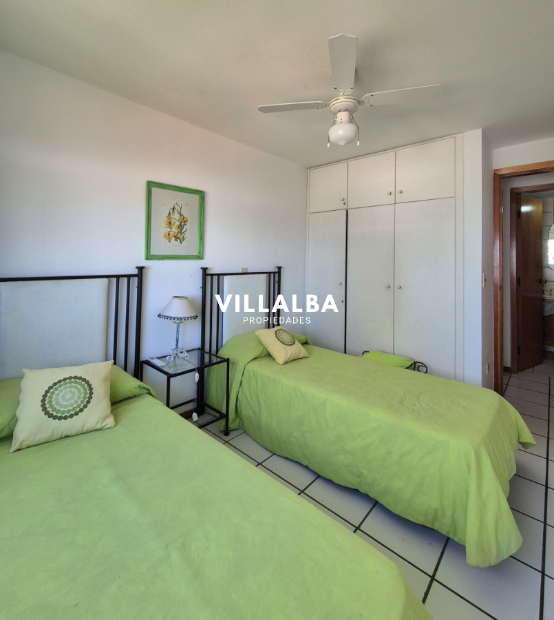 Apartamento ID.4261 - Apartamento 2 dormitorios terraza y garage piso alto con vista al mar a metros de la playa en Playa Mansa Punta del Este