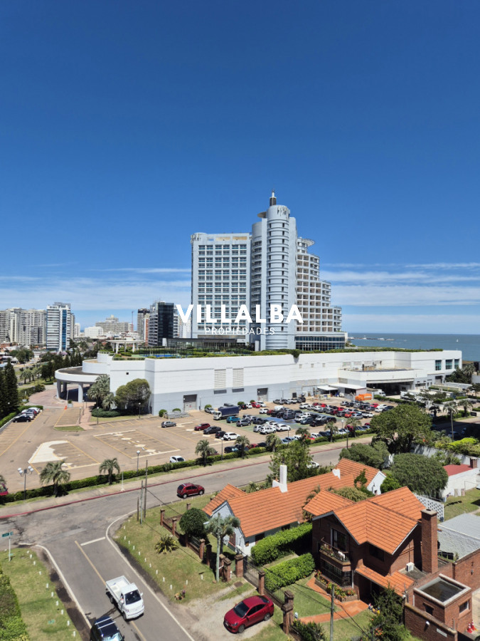 Apartamento ID.4261 - Apartamento 2 dormitorios terraza y garage piso alto con vista al mar a metros de la playa en Playa Mansa Punta del Este