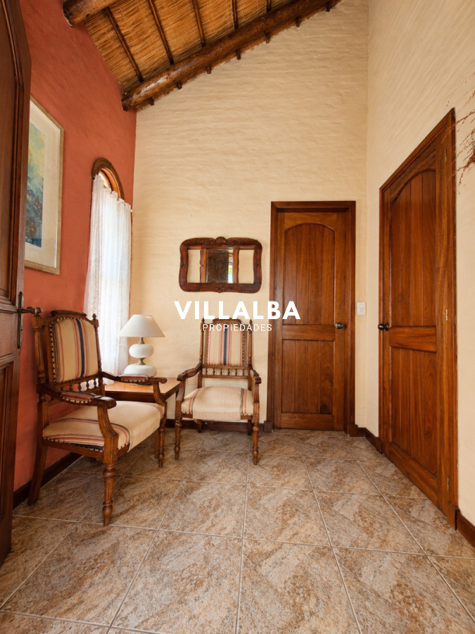 Apartamento ID.4790 - Casa con dos unidades independientes + dependencia de servicio, gran jardín y piscina climatizada  Punta del Este
