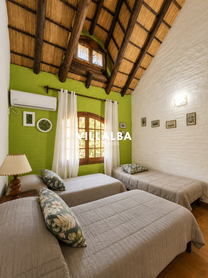 Apartamento ID.4790 - Casa con dos unidades independientes + dependencia de servicio, gran jardín y piscina climatizada  Punta del Este