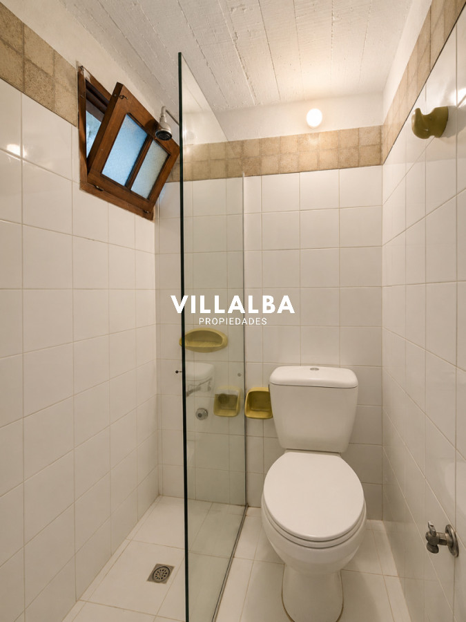 Apartamento ID.4790 - Casa con dos unidades independientes + dependencia de servicio, gran jardín y piscina climatizada  Punta del Este