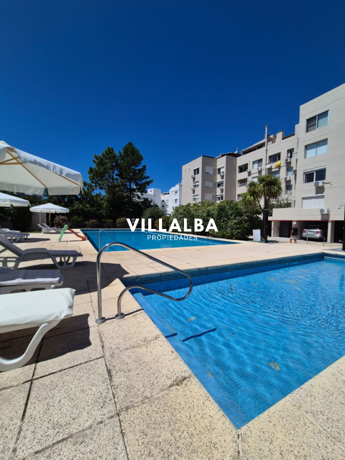 Apartamento ID.4466 - Apartamento de 3 Dormitorios con Vista Parcial al Mar en Playa Mansa - Pinares