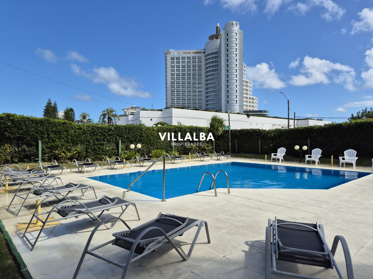 Apartamento ID.4261 - Apartamento 2 dormitorios terraza y garage piso alto con vista al mar a metros de la playa en Playa Mansa Punta del Este