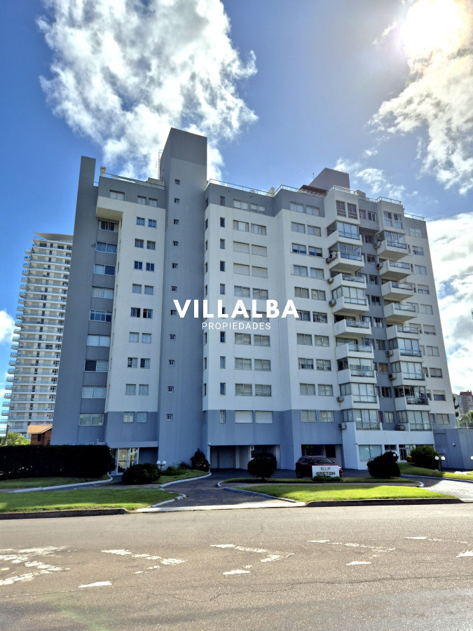 Apartamento ID.4261 - Apartamento 2 dormitorios terraza y garage piso alto con vista al mar a metros de la playa en Playa Mansa Punta del Este