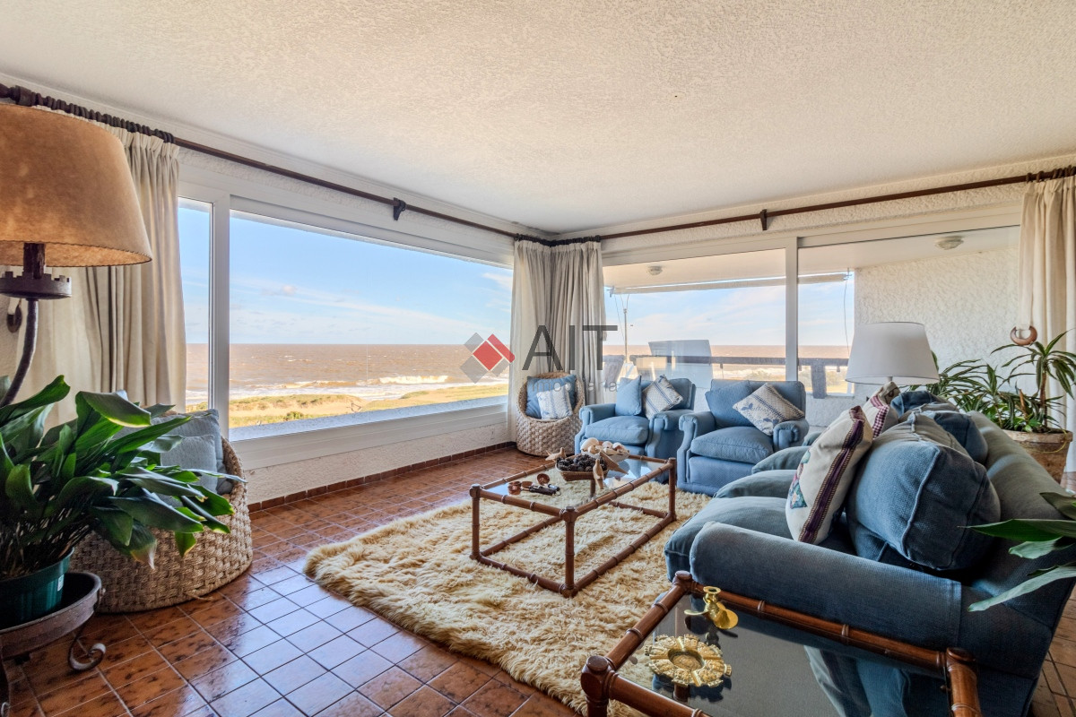 Apartamento ID.17318 - Espectacular vista franca al mar con parrillero y estufa a leña Playa Mansa Punta del Este