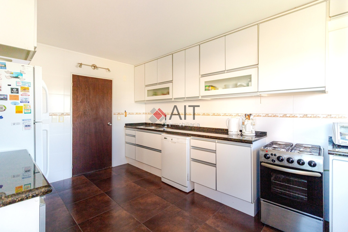 Apartamento ID.17318 - Espectacular vista franca al mar con parrillero y estufa a leña Playa Mansa Punta del Este
