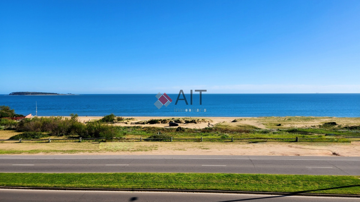 Apartamento ID.17318 - Espectacular vista franca al mar con parrillero y estufa a leña Playa Mansa Punta del Este