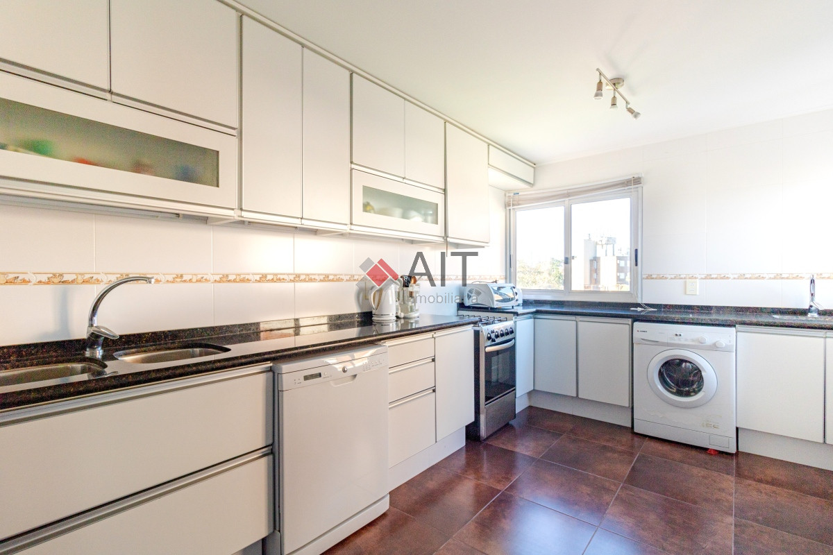 Apartamento ID.17318 - Espectacular vista franca al mar con parrillero y estufa a leña Playa Mansa Punta del Este