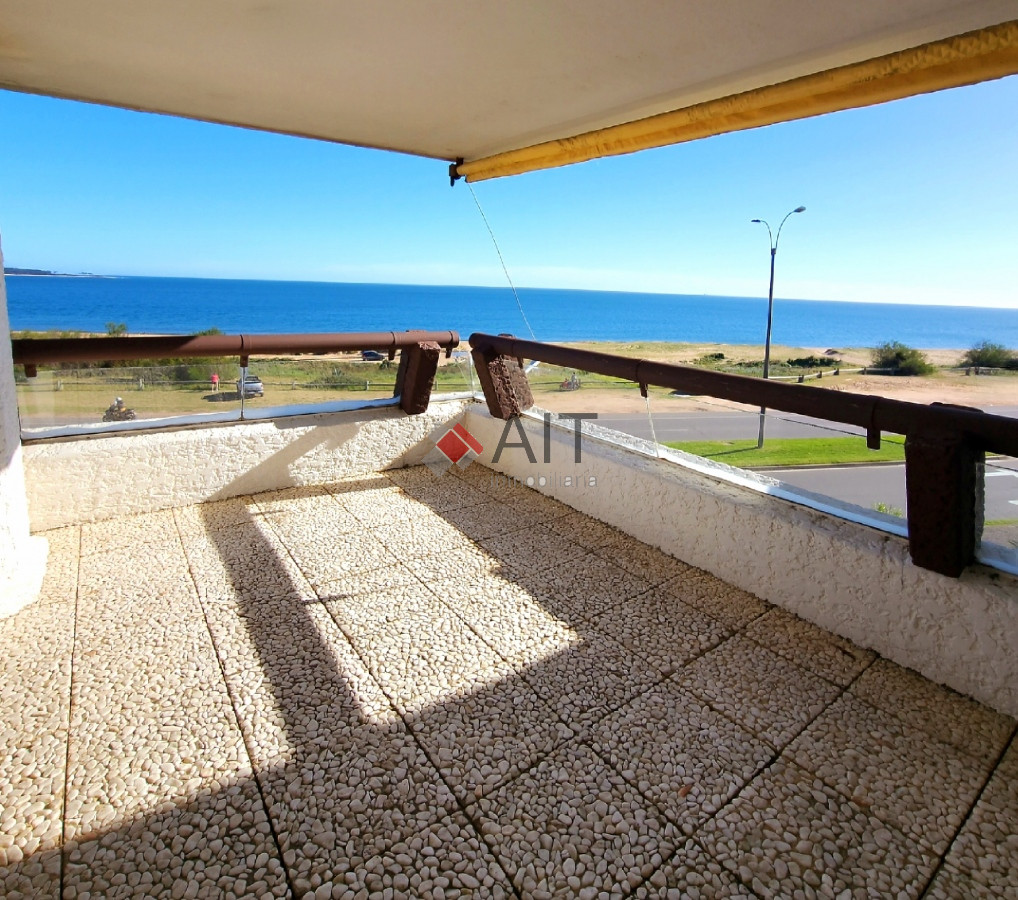 Apartamento ID.17318 - Espectacular vista franca al mar con parrillero y estufa a leña Playa Mansa Punta del Este