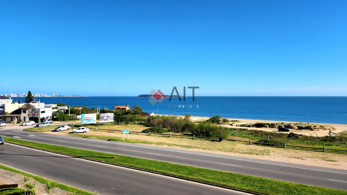 Apartamento ID.17318 - Espectacular vista franca al mar con parrillero y estufa a leña Playa Mansa Punta del Este
