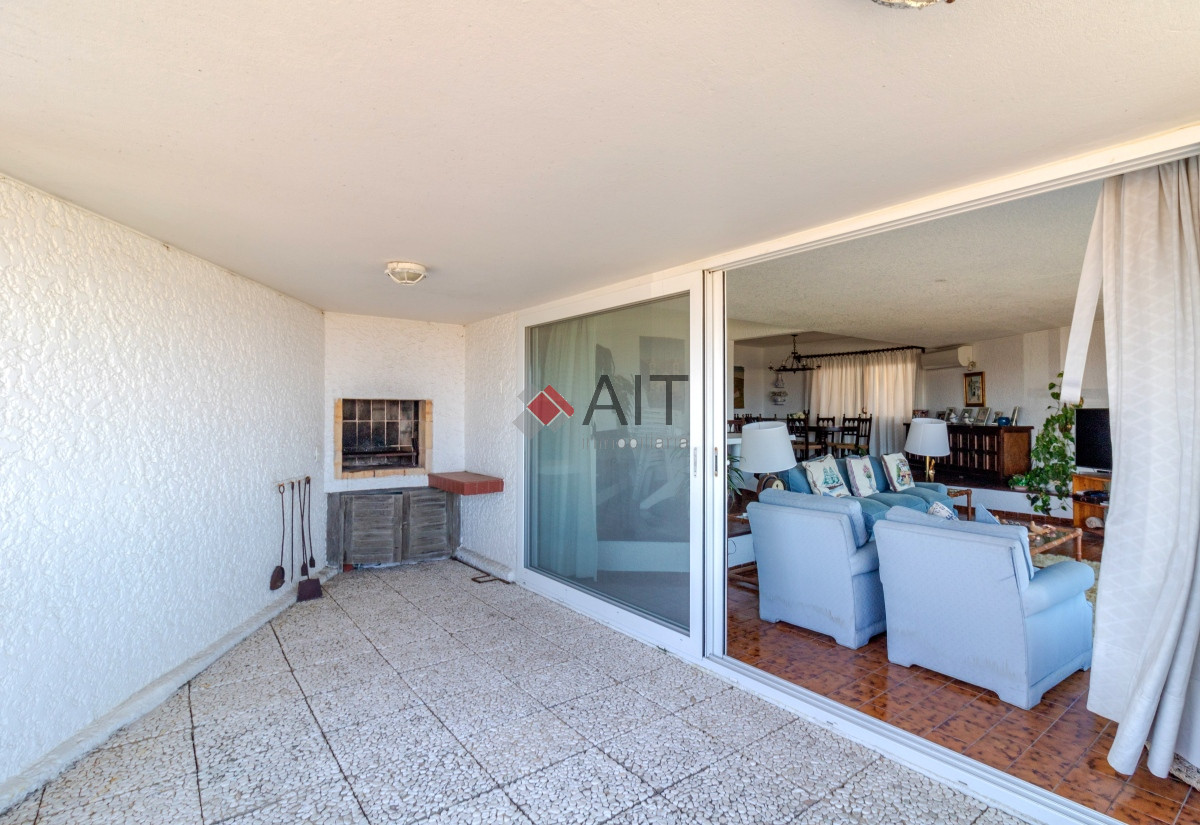 Apartamento ID.17318 - Espectacular vista franca al mar con parrillero y estufa a leña Playa Mansa Punta del Este