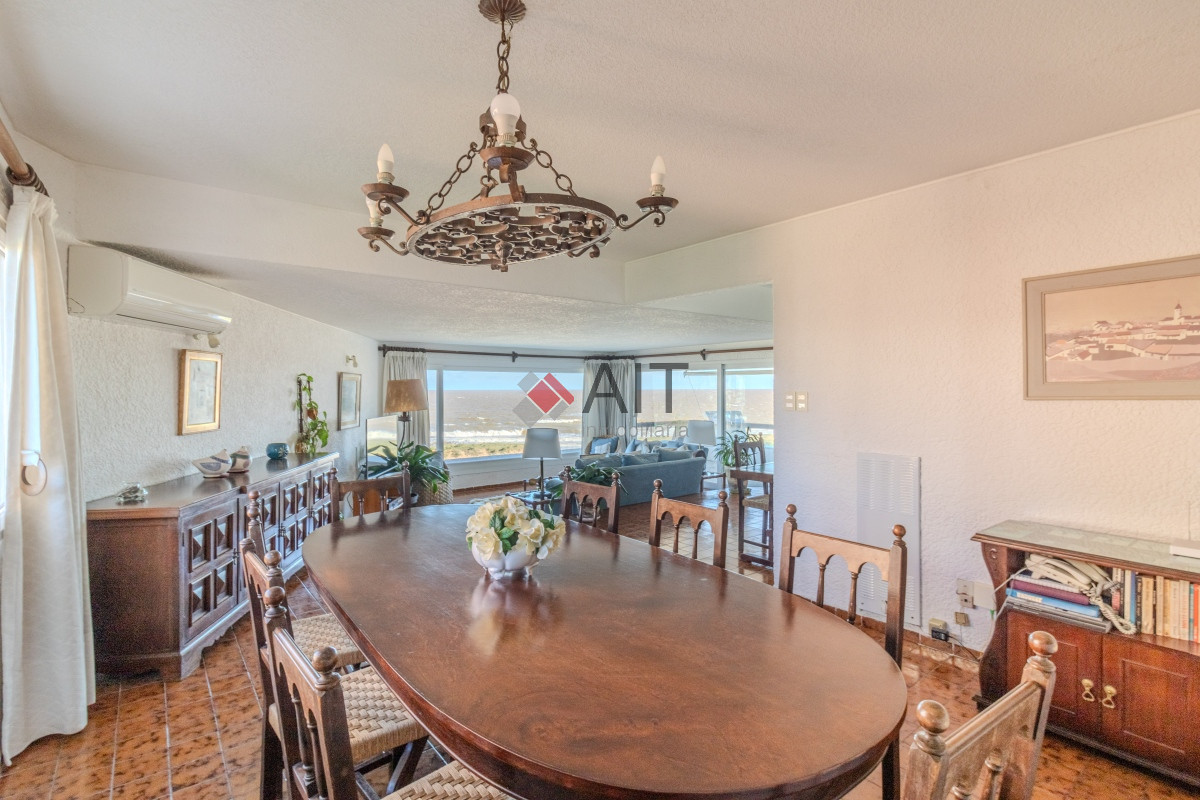 Apartamento ID.17318 - Espectacular vista franca al mar con parrillero y estufa a leña Playa Mansa Punta del Este