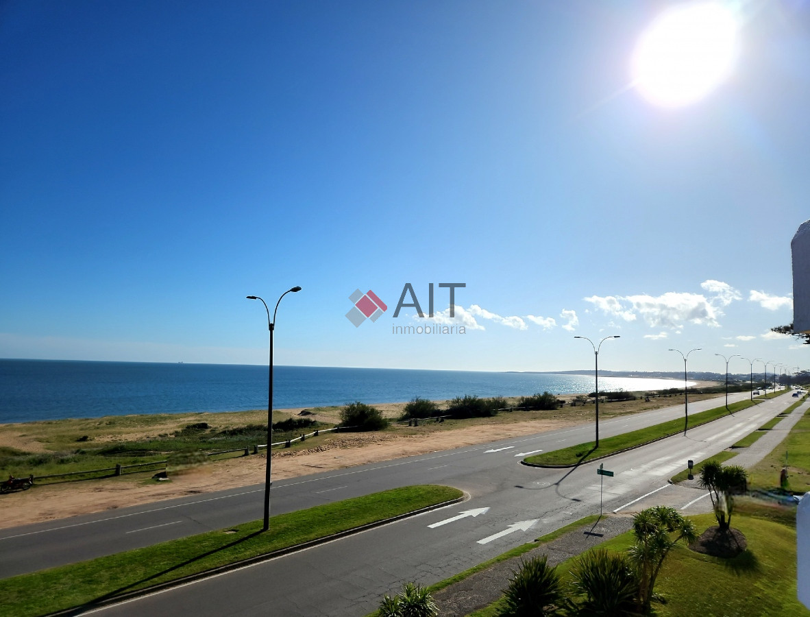 Apartamento ID.17318 - Espectacular vista franca al mar con parrillero y estufa a leña Playa Mansa Punta del Este