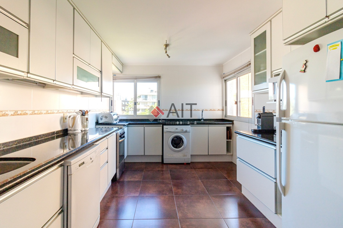 Apartamento ID.17318 - Espectacular vista franca al mar con parrillero y estufa a leña Playa Mansa Punta del Este