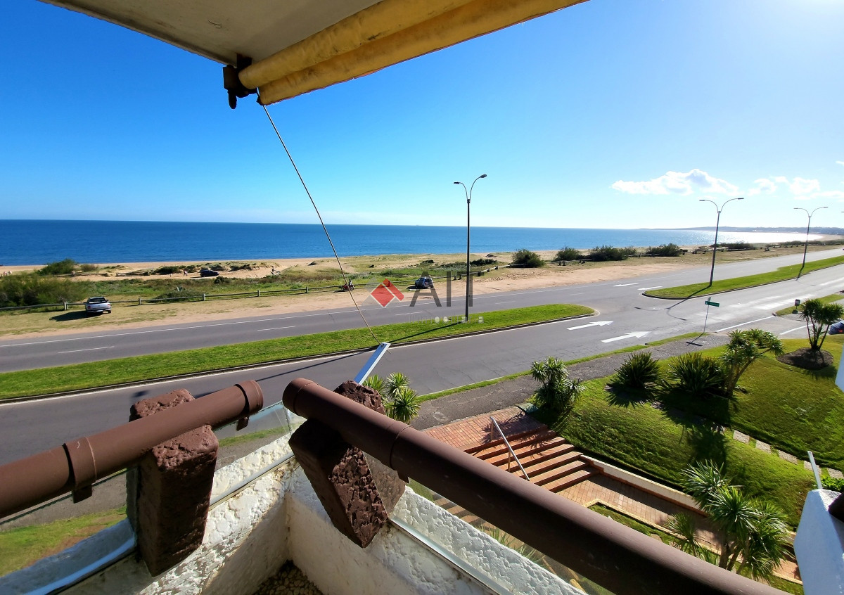 Apartamento ID.17318 - Espectacular vista franca al mar con parrillero y estufa a leña Playa Mansa Punta del Este