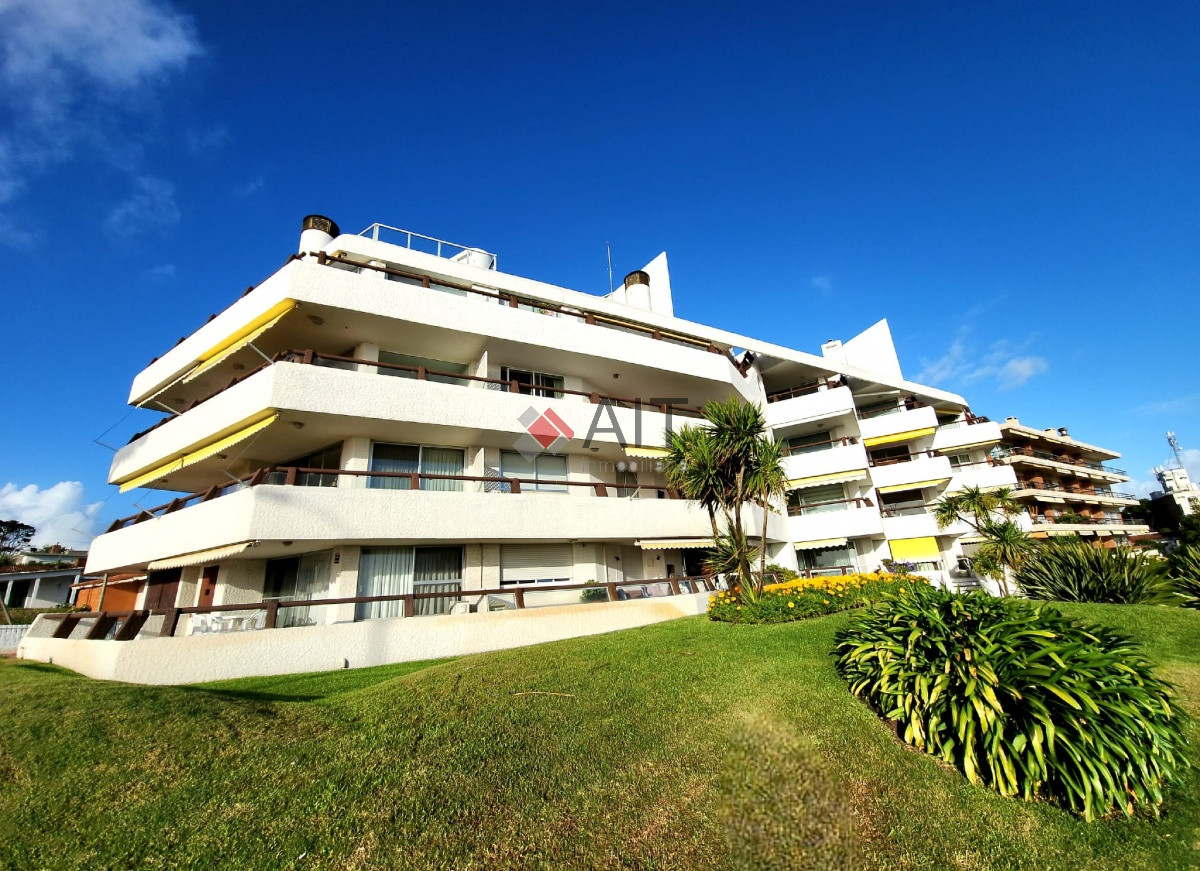 Apartamento ID.17318 - Espectacular vista franca al mar con parrillero y estufa a leña Playa Mansa Punta del Este