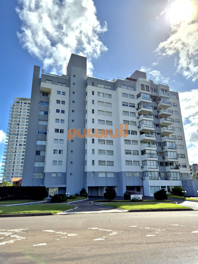 Apartamento ID.2820 - Apartamento Reciclado de 3 Dormitorios con Parrillero en Playa Mansa Punta del Este