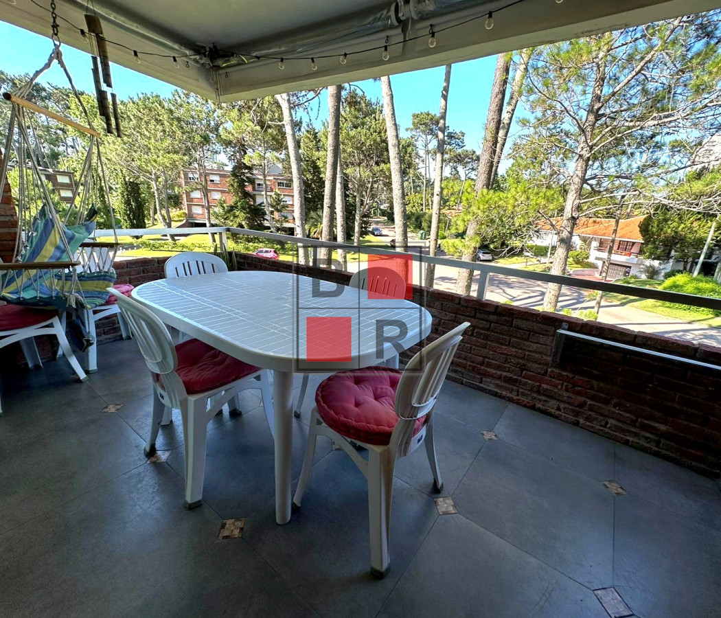 Apartamento ID.908 - Apartamento 2 dormitorios Playa Mansa con parrillero, estufa y garage