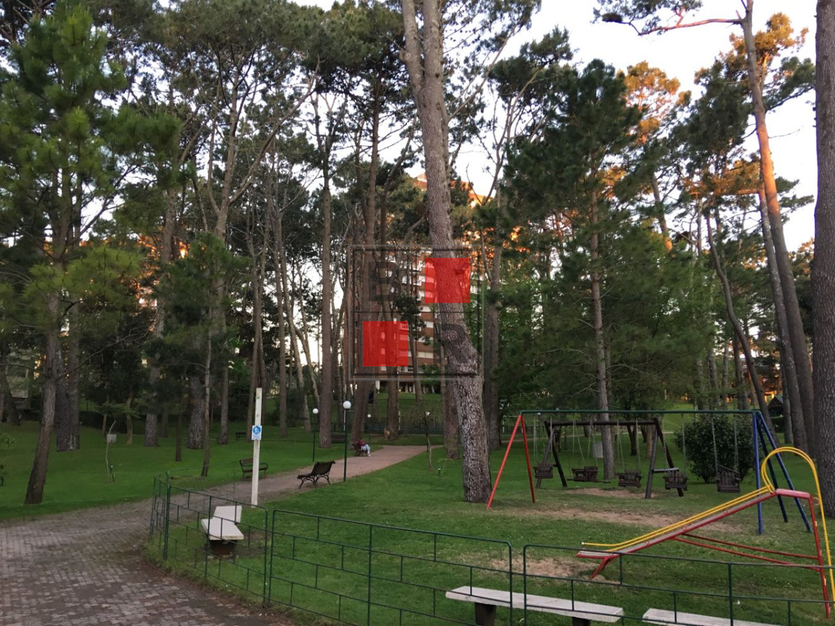 Apartamento ID.908 - Apartamento 2 dormitorios Playa Mansa con parrillero, estufa y garage