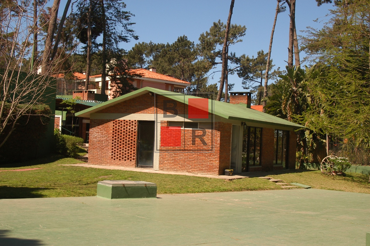 Apartamento ID.908 - Apartamento 2 dormitorios Playa Mansa con parrillero, estufa y garage
