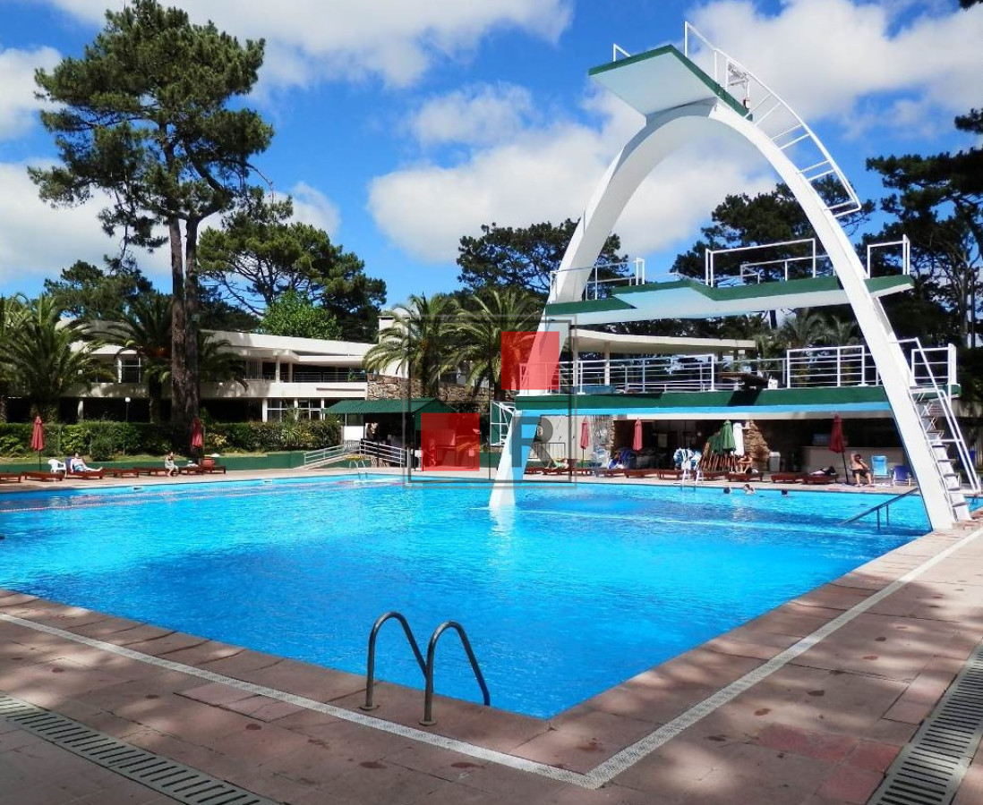 Apartamento ID.908 - Apartamento 2 dormitorios Playa Mansa con parrillero, estufa y garage