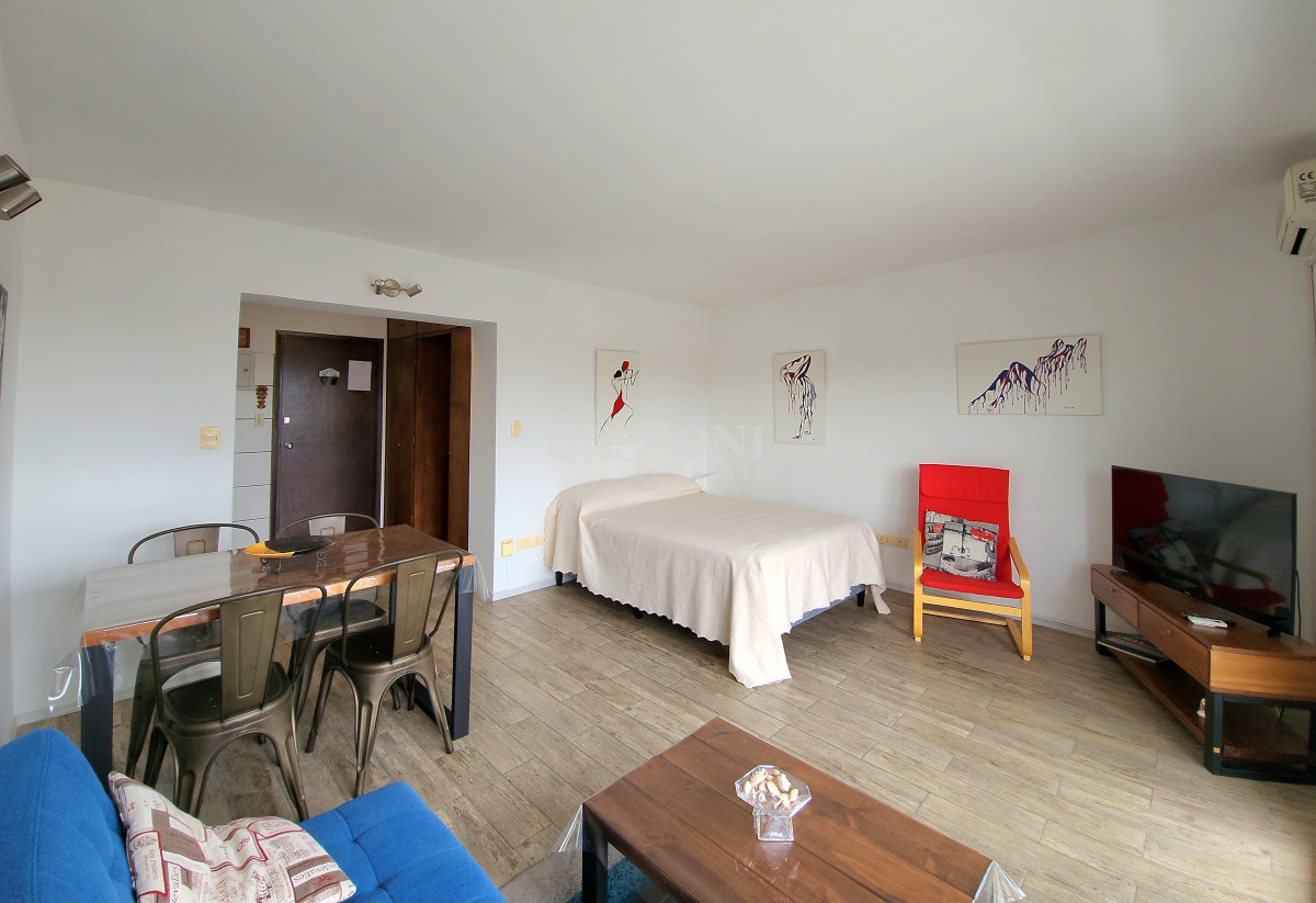 Apartamento ID.4705 - Loft 100% reciclado con vista al mar en Playa Mansa muy próximo al mar