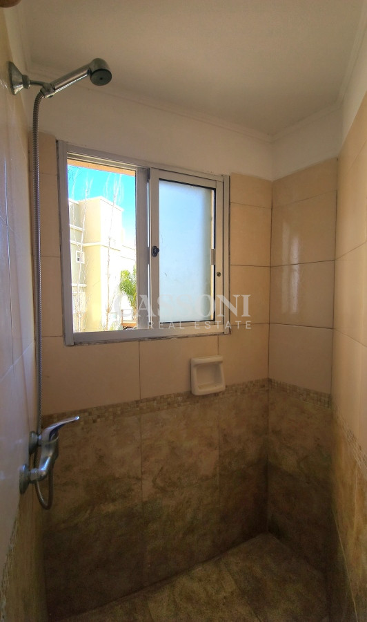Apartamento ID.2810 - Apartamento 3 dormitorios primera linea frente al mar Playa Mansa Pinares con piscina y cochera