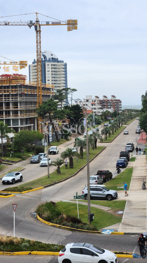 Apartamento ID.4705 - Loft 100% reciclado con vista al mar en Playa Mansa muy próximo al mar