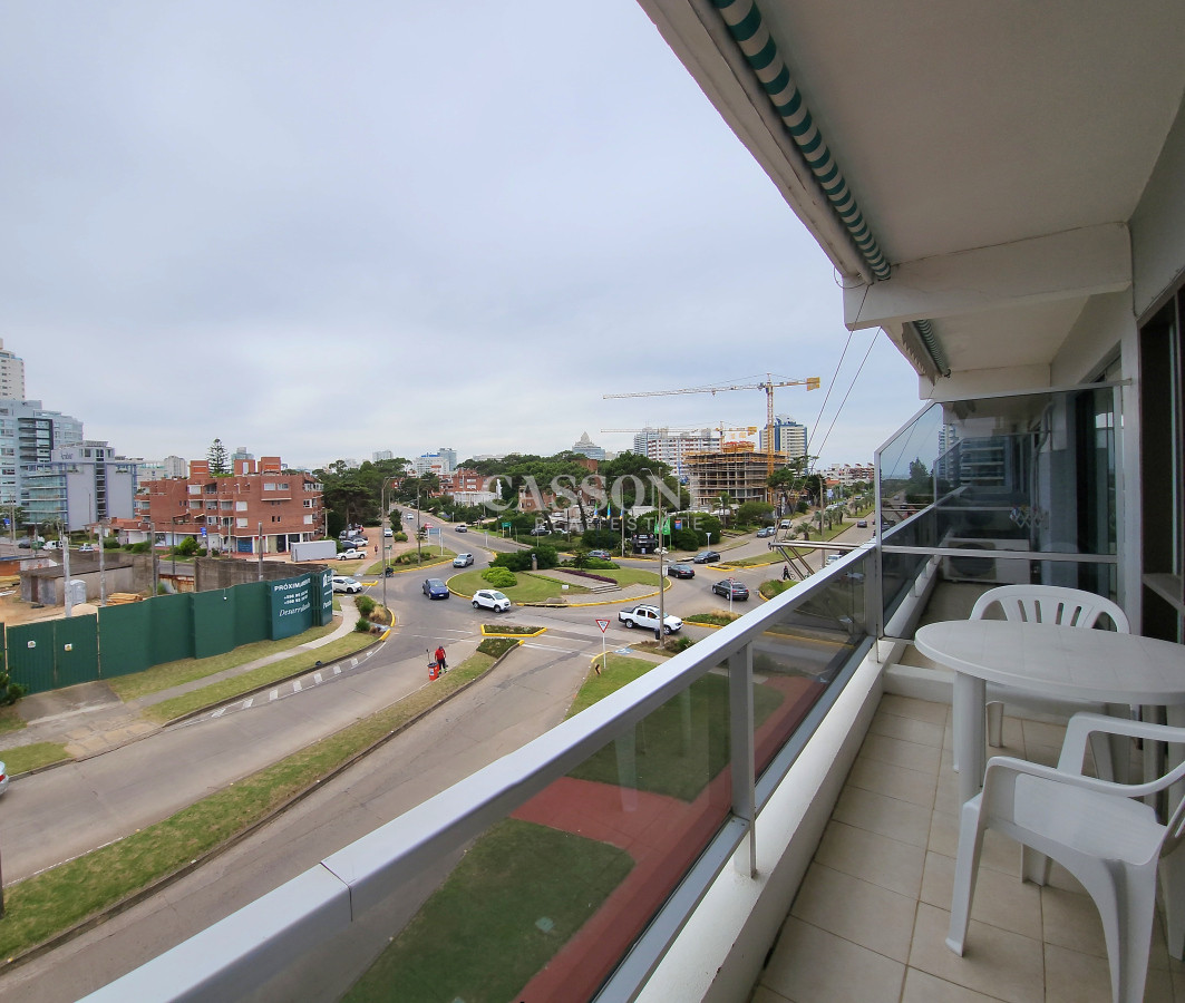 Apartamento ID.4705 - Loft 100% reciclado con vista al mar en Playa Mansa muy próximo al mar