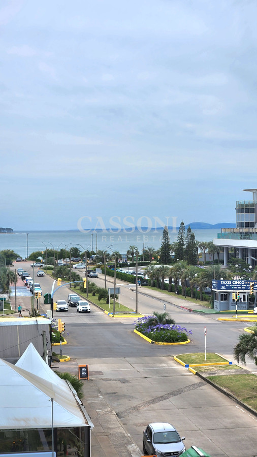 Apartamento ID.4705 - Loft 100% reciclado con vista al mar en Playa Mansa muy próximo al mar