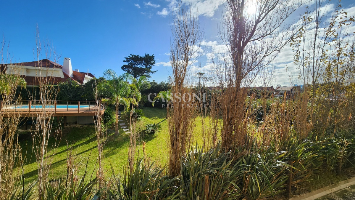 Apartamento ID.2810 - Apartamento 3 dormitorios primera linea frente al mar Playa Mansa Pinares con piscina y cochera