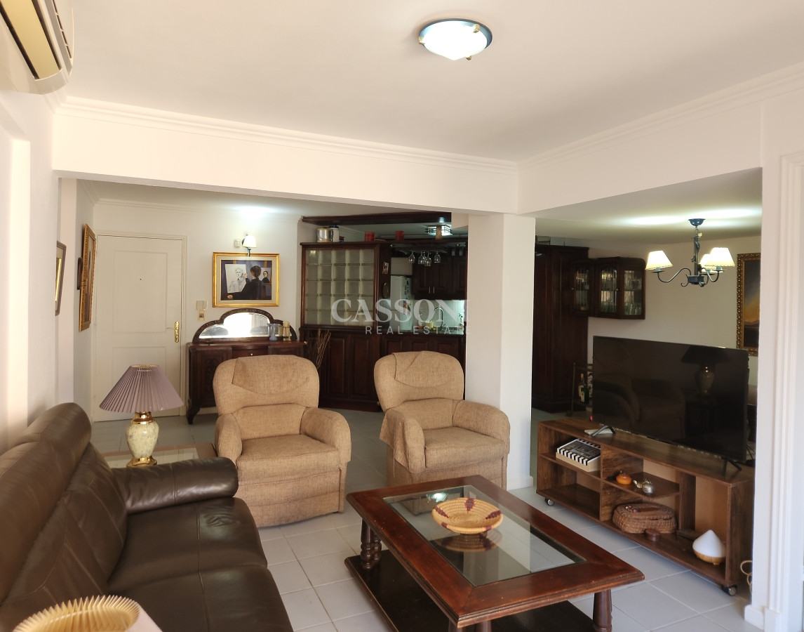 Apartamento ID.2810 - Apartamento 3 dormitorios primera linea frente al mar Playa Mansa Pinares con piscina y cochera