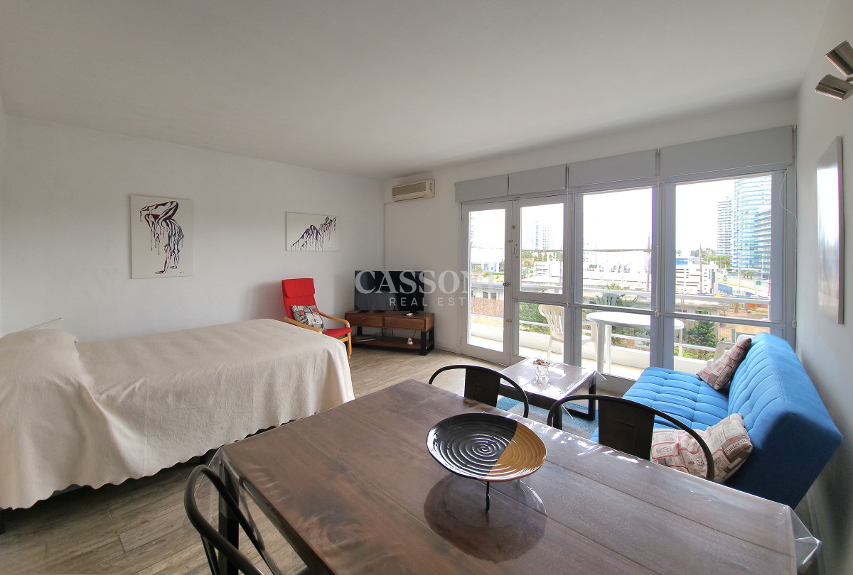 Apartamento ID.4705 - Loft 100% reciclado con vista al mar en Playa Mansa muy próximo al mar